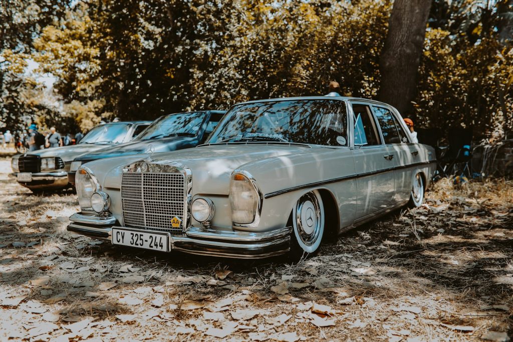 gray Mercedes-Benz sedan